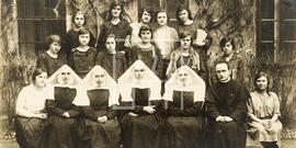 Az irgalmas nővérek esztergomi iskolájának osztályairól készült fényképek albuma
